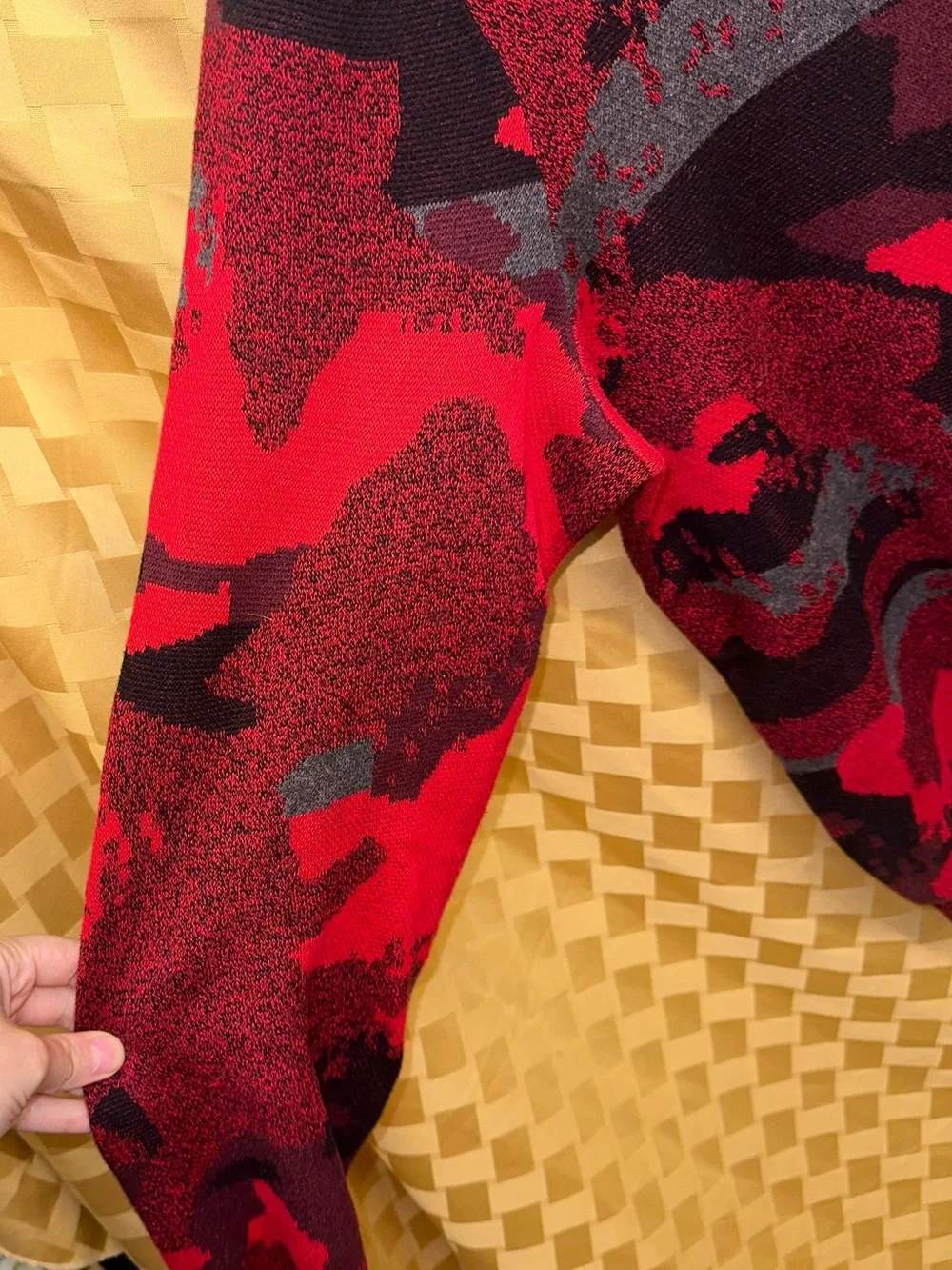 Alfani Men's Red and Black Camouflage Crewneck Sweater